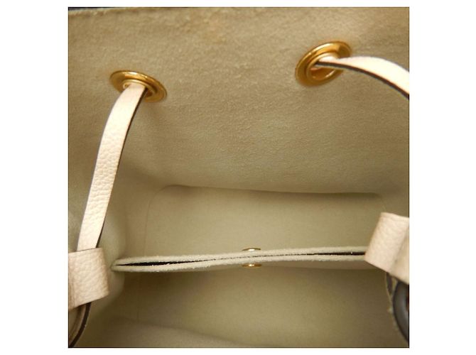 Néonoé Borsa a Spalla Louis Vuitton Monogram Empreinte NeoNoe BB D'oro Crudo - vista 18