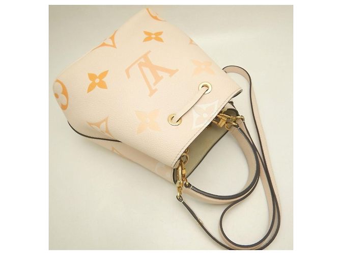 Néonoé Borsa a Spalla Louis Vuitton Monogram Empreinte NeoNoe BB D'oro Crudo - vista 4