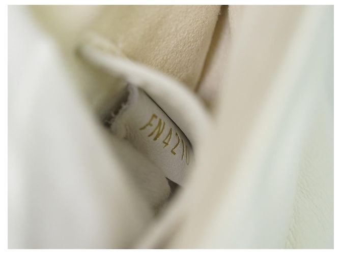 Louis Vuitton New Wave Multi Pochette in pelle trapuntata Bianco - vista 6