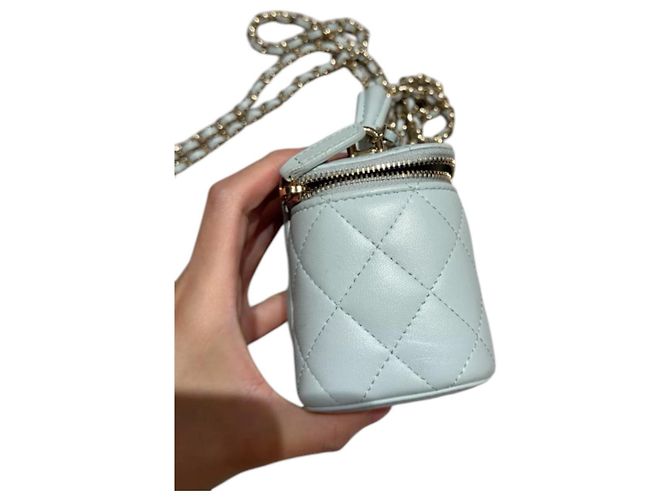 Vanity Chanel avec chaîne en agneau bleu clair - vue 10