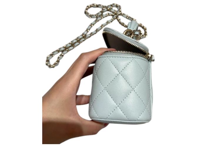 Vanity Chanel avec chaîne en agneau bleu clair - vue 12