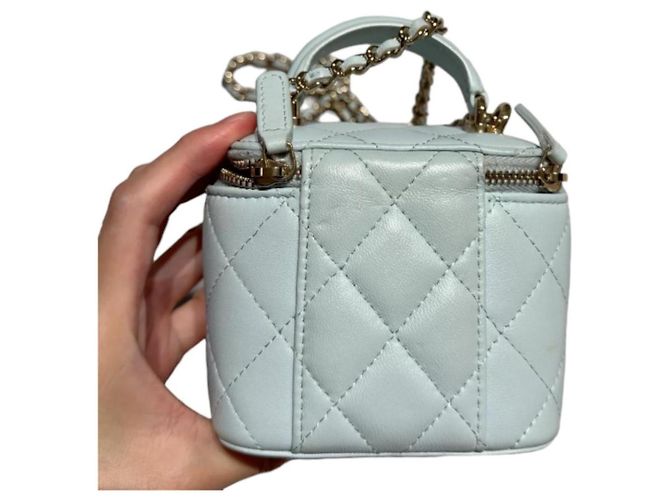 Vanity Chanel avec chaîne en agneau bleu clair - vue 13