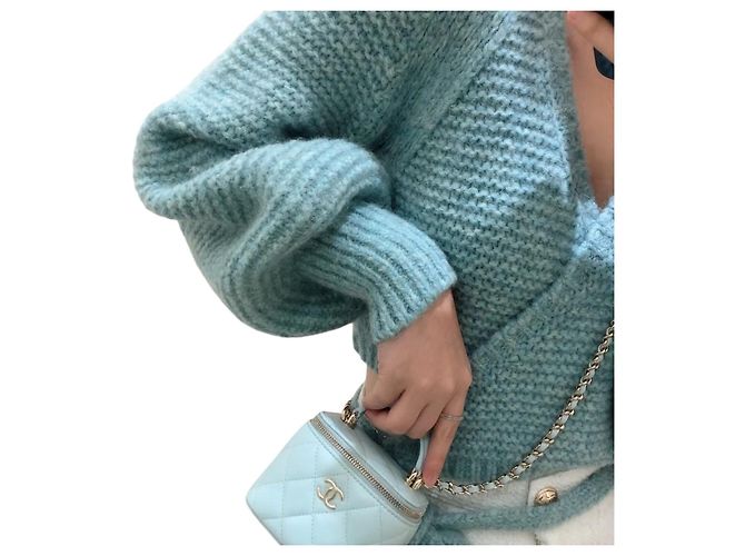 Vanity Chanel avec chaîne en agneau bleu clair - vue 3