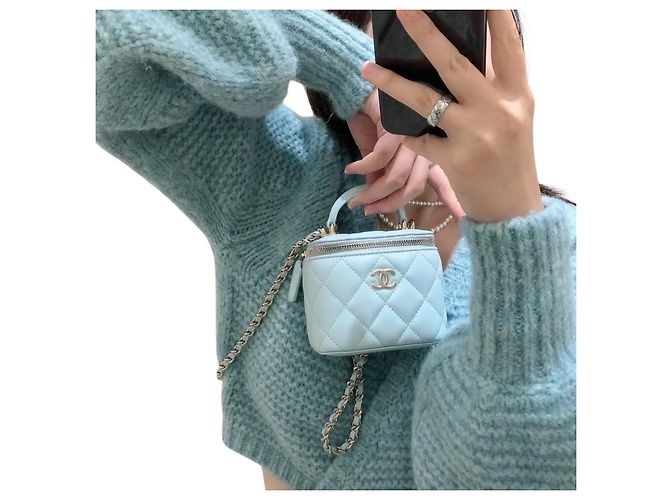Vanity Chanel avec chaîne en agneau bleu clair - vue 4