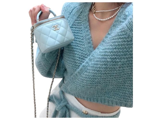 Vanity Chanel avec chaîne en agneau bleu clair - vue 5