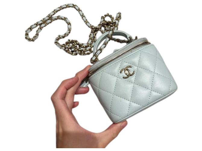Vanity Chanel avec chaîne en agneau bleu clair - vue 6