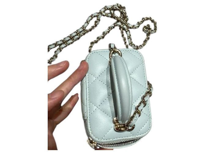 Vanity Chanel avec chaîne en agneau bleu clair - vue 7