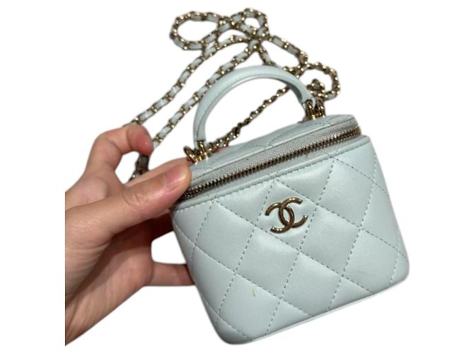 Vanity Chanel avec chaîne en agneau bleu clair - vue 9