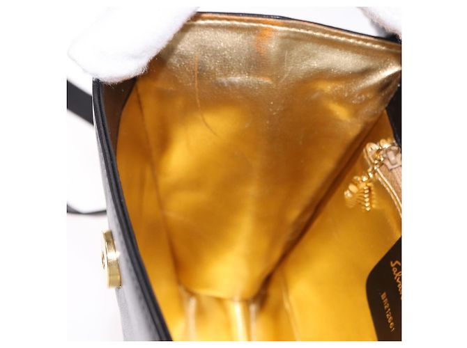 Borsa a tracolla Salvatore Ferragamo in pelle nera e oro Auth bs36087 Nero D'oro - vista 19