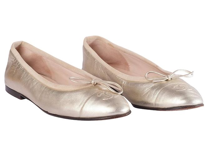 Sapatilhas Chanel em couro dourado com logotipo CC - vista 2