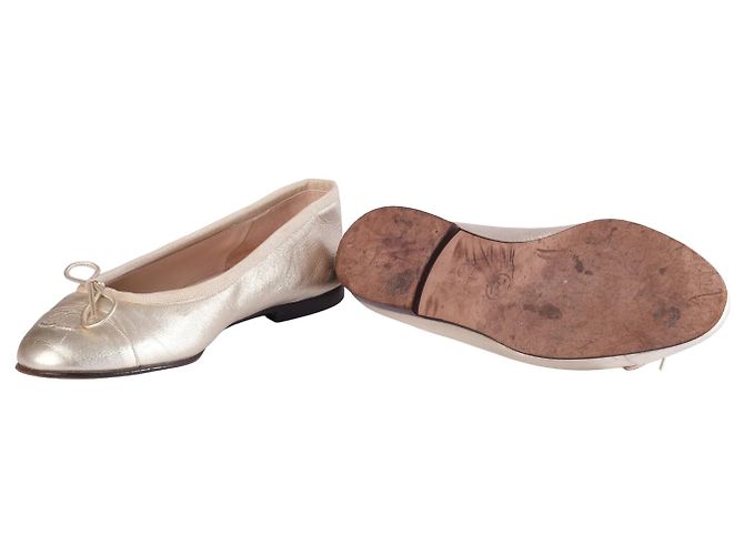 Sapatilhas Chanel em couro dourado com logotipo CC - vista 3