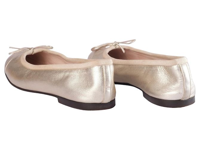Sapatilhas Chanel em couro dourado com logotipo CC - vista 4