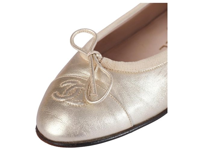 Sapatilhas Chanel em couro dourado com logotipo CC - vista 5
