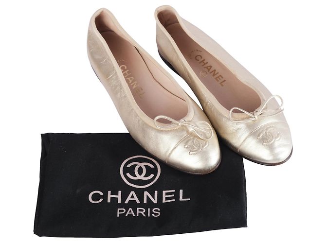 Sapatilhas Chanel em couro dourado com logotipo CC - vista 7