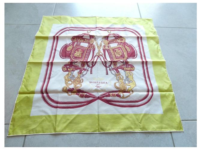 Hermès Foulard in seta Brides de Gala Bandana 55 Bianco Rosso Giallo - vista 3