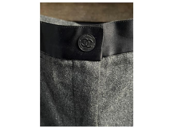 Calça Chanel de lã cinza com laços de cetim preto - vista 2