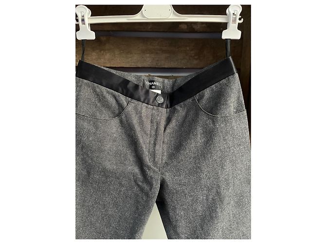 Calça Chanel de lã cinza com laços de cetim preto - vista 3