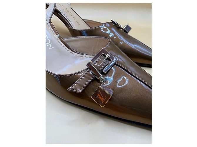 Décolleté slingback Louis Vuitton in vernice marrone - vista 2
