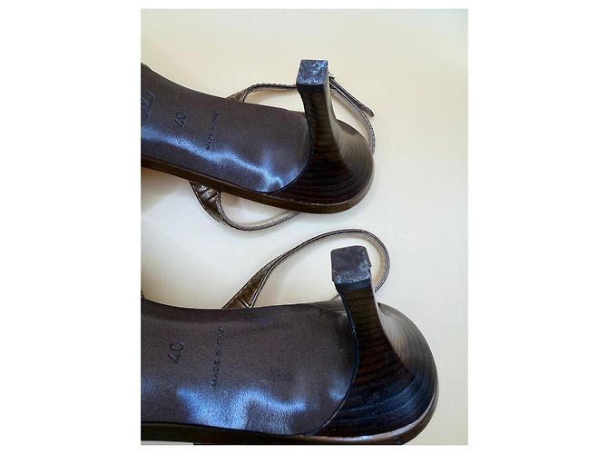 Décolleté slingback Louis Vuitton in vernice marrone - vista 8
