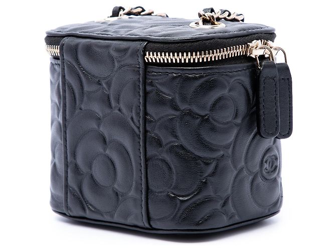 Vanity Beauty case Chanel in pelle d'agnello nero con camelia in rilievo e catena - vista 2