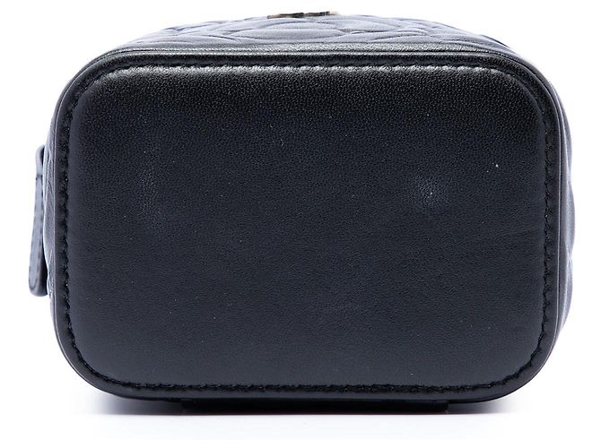 Vanity Beauty case Chanel in pelle d'agnello nero con camelia in rilievo e catena - vista 3