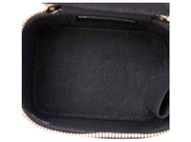 Vanity Beauty case Chanel in pelle d'agnello nero con camelia in rilievo e catena - vista 4