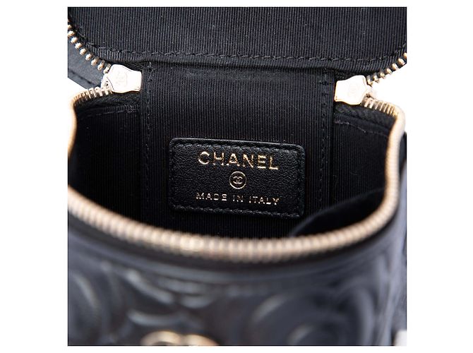 Vanity Beauty case Chanel in pelle d'agnello nero con camelia in rilievo e catena - vista 5
