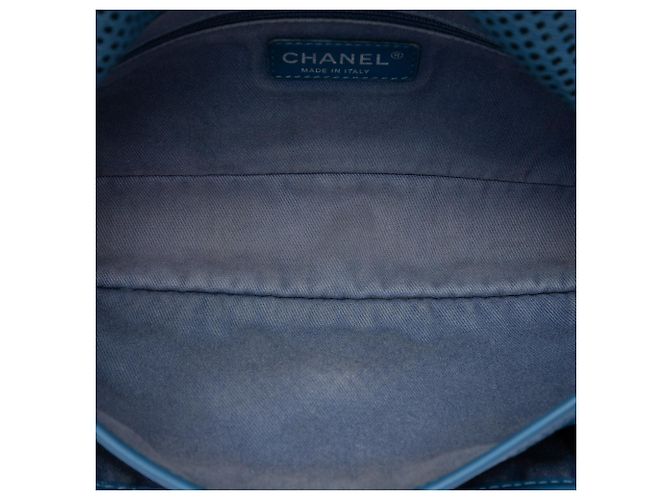Chanel Blue Medium Perforated Calfskin Up In The Air Flap - vista 4