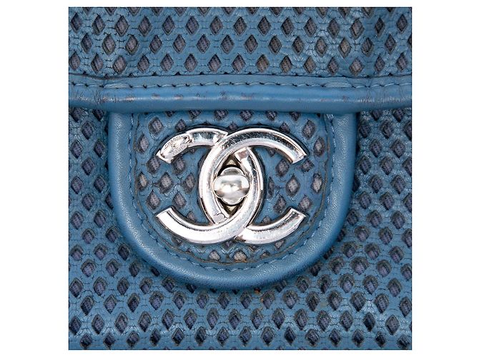 Chanel Blue Medium Perforated Calfskin Up In The Air Flap - vista 5