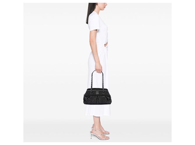 Borsa bowling Chic Quilt in pelle di vitello trapuntata iridescente nera Chanel Nero - vista 6