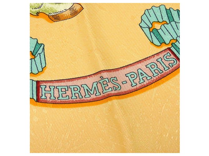 Lenço de seda Hermès Yellow Les Fetes du Roi Soleil 90 Amarelo Mostarda - vista 4