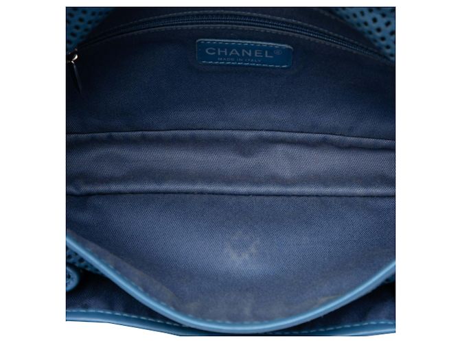 Chanel Blue Medium Perforated Calfskin Up In The Air Flap - vista 4