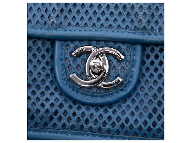 Chanel Blue Medium Perforated Calfskin Up In The Air Flap - vista 5