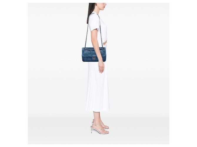 Chanel Blue Medium Perforated Calfskin Up In The Air Flap - vista 6