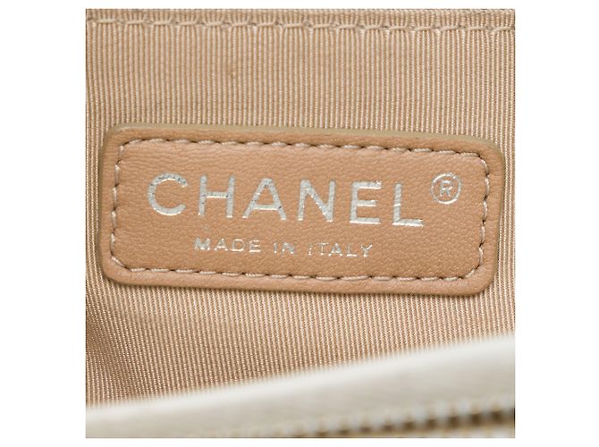 Borsa a tracolla Chanel White Quilted Aged Calfskin Mademoiselle Triple Zip - vista 5