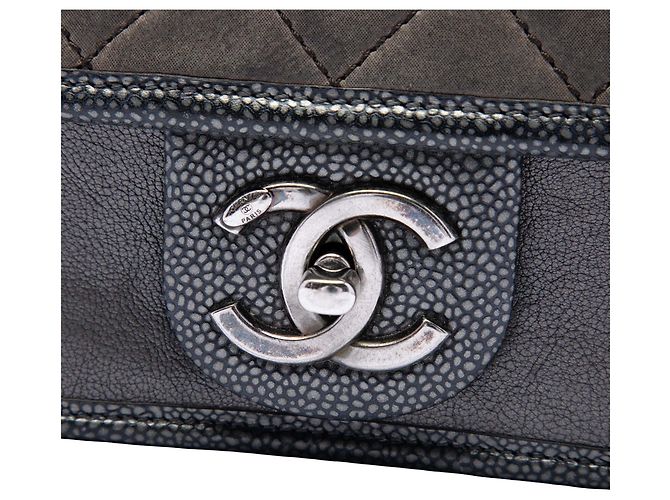 Chanel Gray Paris Bombay Mini Quilted Iridescent Calfskin Back to School Single Flap Marrone Grigio antracite - vista 5
