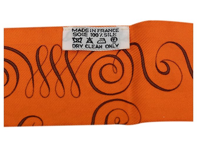 Hermès Orange Exercices pour Former la Main Silk Twilly Scarf Arancione - vista 3