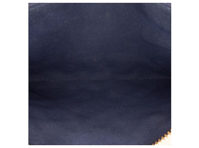 Louis Vuitton Coussin PM in agnello goffrato con monogramma marrone Carne - vista 5