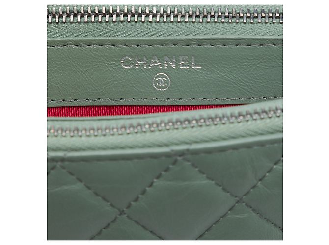 Clutch Gabrielle Chanel in pelle di vitello invecchiata verde con doppia zip e catena Verde scuro - vista 4