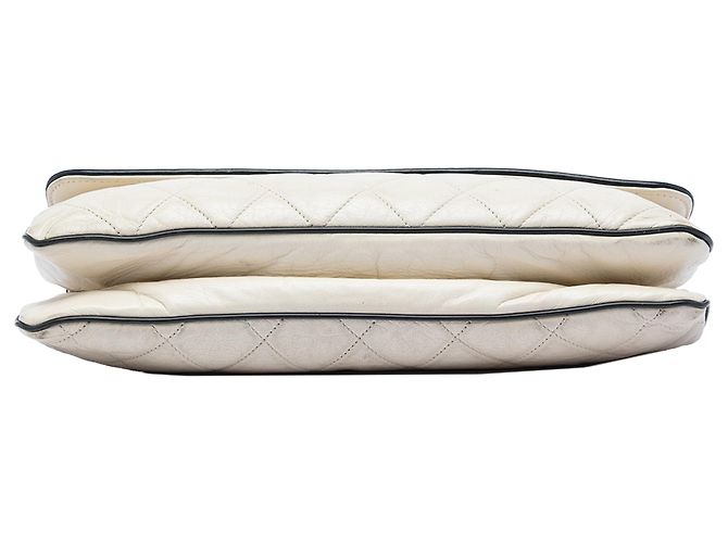 Mademoiselle Chanel White Quilted Aged Lambskin Reissue 2.55 East West Flap Blanc Écru - Ansicht 3
