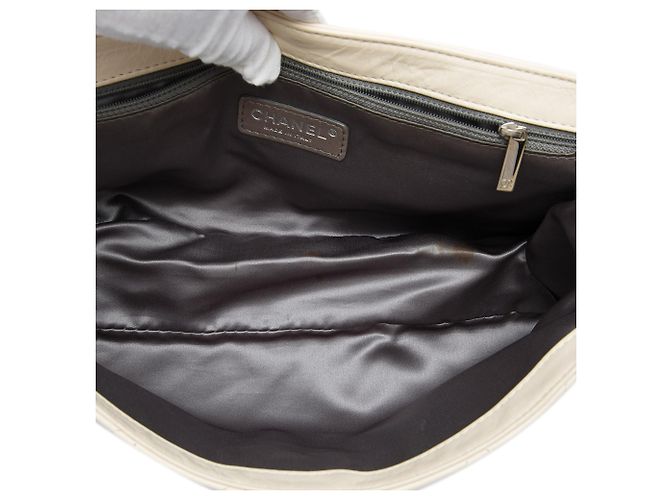 Mademoiselle Chanel White Quilted Aged Lambskin Reissue 2.55 East West Flap Blanc Écru - Ansicht 4