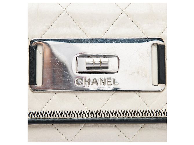 Mademoiselle Chanel White Quilted Aged Lambskin Reissue 2.55 East West Flap Blanc Écru - Ansicht 5