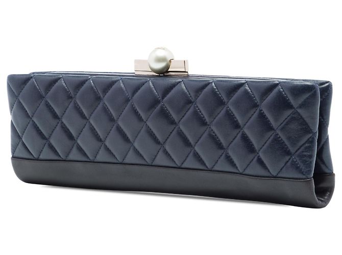 Clutch Baguette Chanel Blue CC in agnello trapuntato con perle Blu navy - vista 2