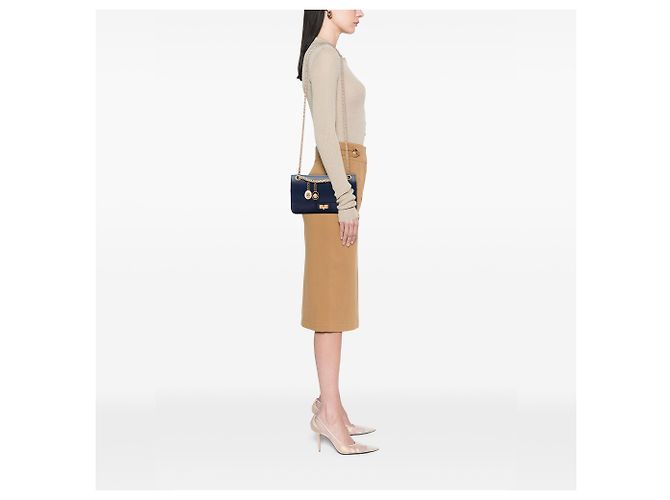 Chanel Blue Calfskin Reissue 2.55 Medallion Nude Double Flap 225 Blu navy - vista 6