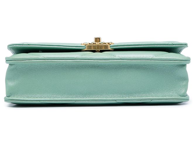 Wallet On Chain Carteira com corrente 19 em couro de cordeiro matelassê verde Chanel Verde claro - vista 3