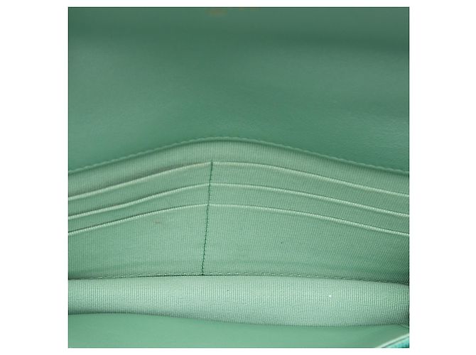 Wallet On Chain Carteira com corrente 19 em couro de cordeiro matelassê verde Chanel Verde claro - vista 4