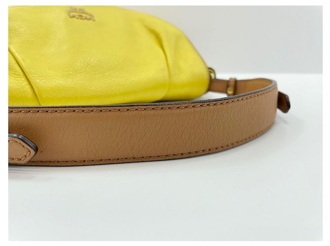 MCM Schultertasche aus gelbem Leder - Ansicht 9