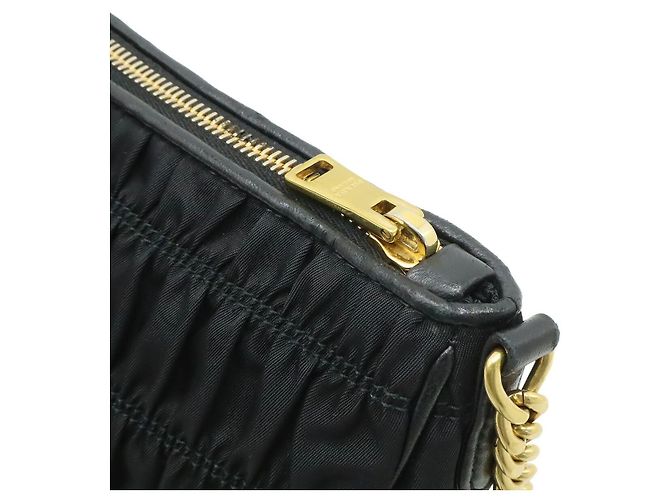 Borsa a tracolla in nylon arricciato e pelle Prada Nero - vista 6