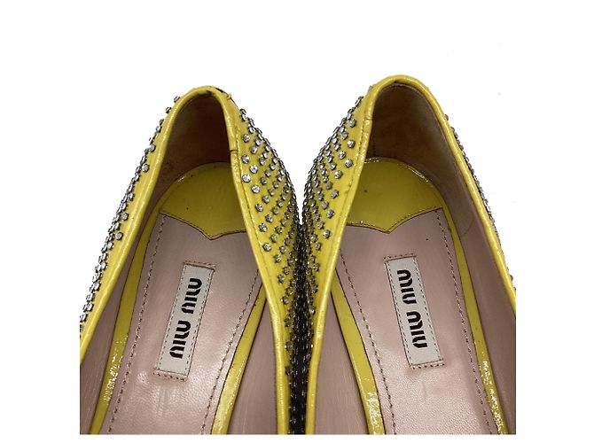 Bailarinas Miu Miu en charol amarillo con adornos de cristal - vista 11