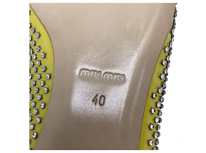 Bailarinas Miu Miu en charol amarillo con adornos de cristal - vista 8